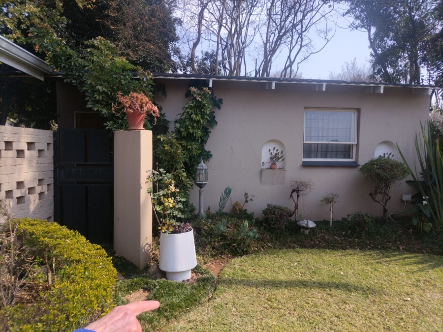 To Let 1 Bedroom Property for Rent in Queenswood Gauteng