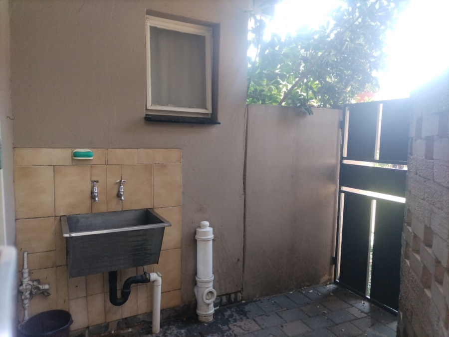 To Let 1 Bedroom Property for Rent in Queenswood Gauteng