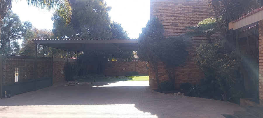 5 Bedroom Property for Sale in Kenleaf Gauteng