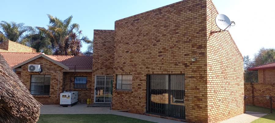 5 Bedroom Property for Sale in Kenleaf Gauteng