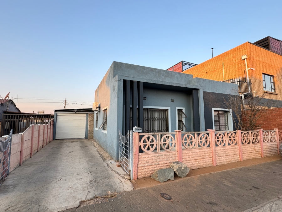 4 Bedroom Property for Sale in Lenasia Ext 5 Gauteng