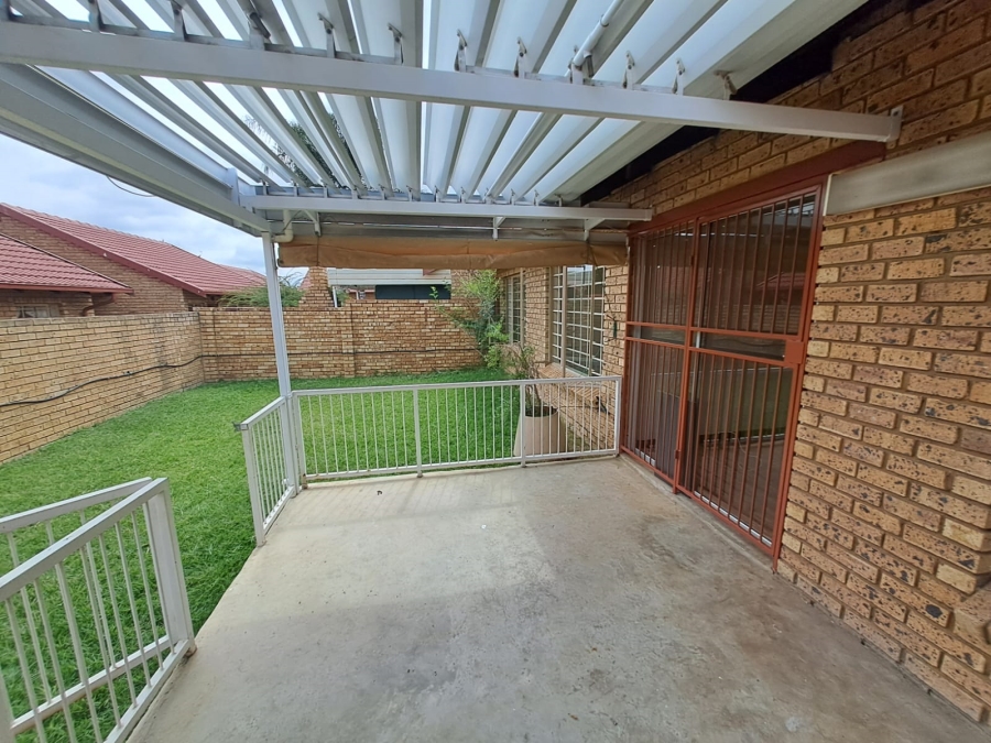 To Let 2 Bedroom Property for Rent in Magalieskruin Gauteng