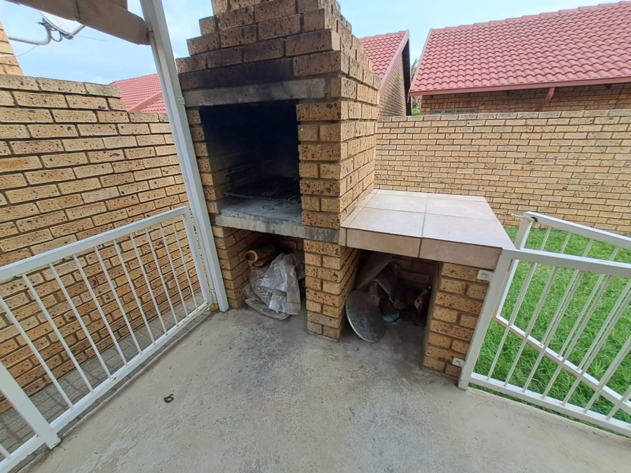 To Let 2 Bedroom Property for Rent in Magalieskruin Gauteng