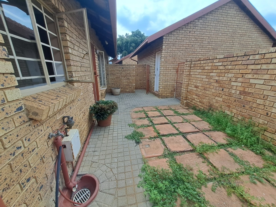 To Let 2 Bedroom Property for Rent in Magalieskruin Gauteng