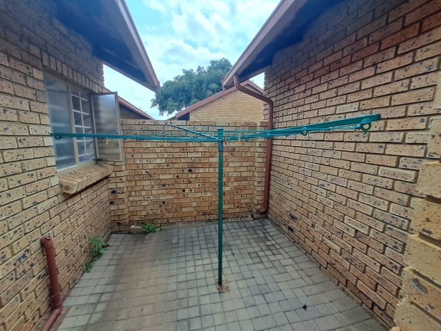 To Let 2 Bedroom Property for Rent in Magalieskruin Gauteng