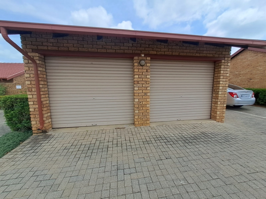 To Let 2 Bedroom Property for Rent in Magalieskruin Gauteng