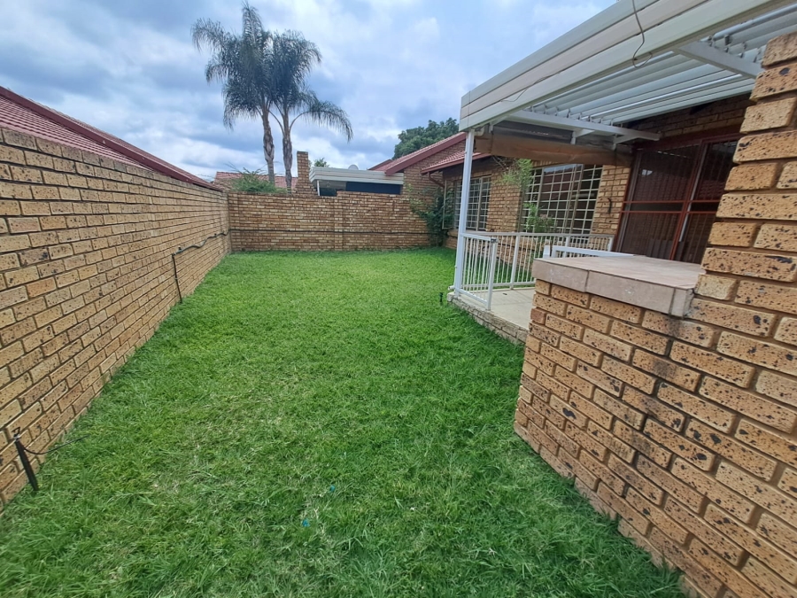 To Let 2 Bedroom Property for Rent in Magalieskruin Gauteng