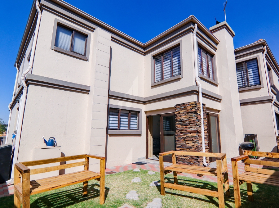 4 Bedroom Property for Sale in Thatchfield Estate Gauteng