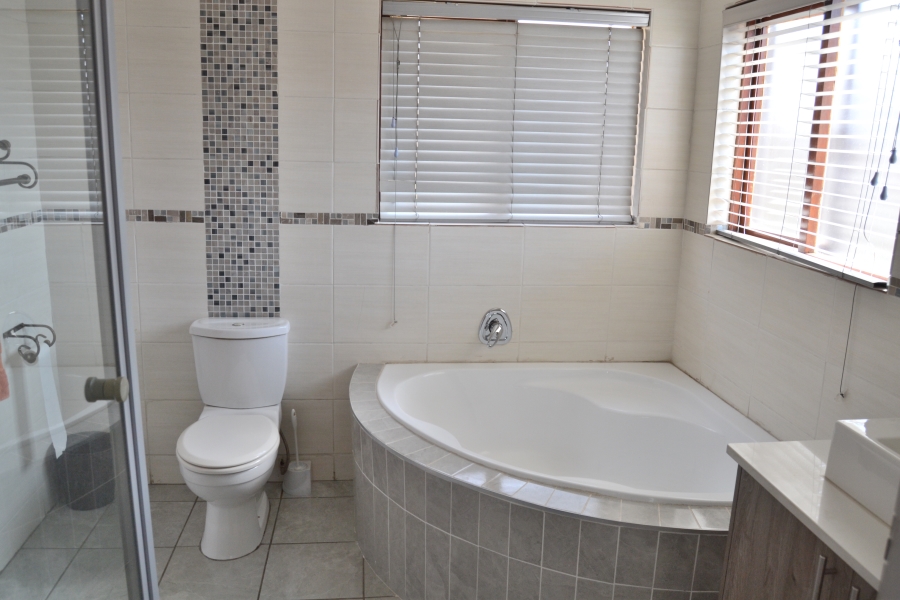 4 Bedroom Property for Sale in Thatchfield Estate Gauteng