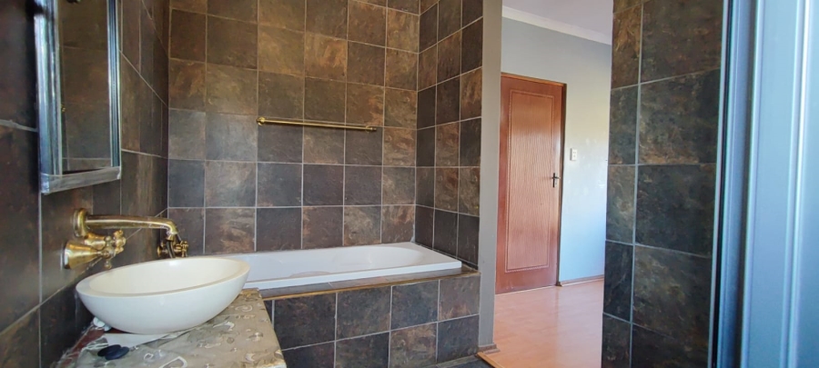 6 Bedroom Property for Sale in Rooihuiskraal North Gauteng