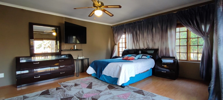 6 Bedroom Property for Sale in Rooihuiskraal North Gauteng