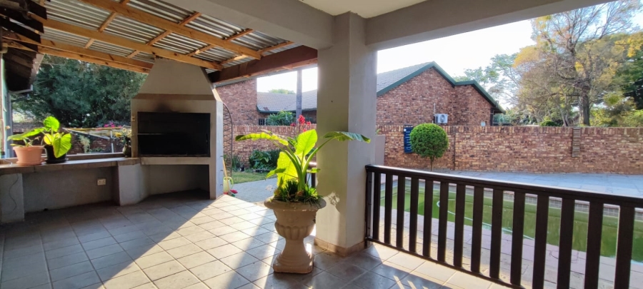 6 Bedroom Property for Sale in Rooihuiskraal North Gauteng