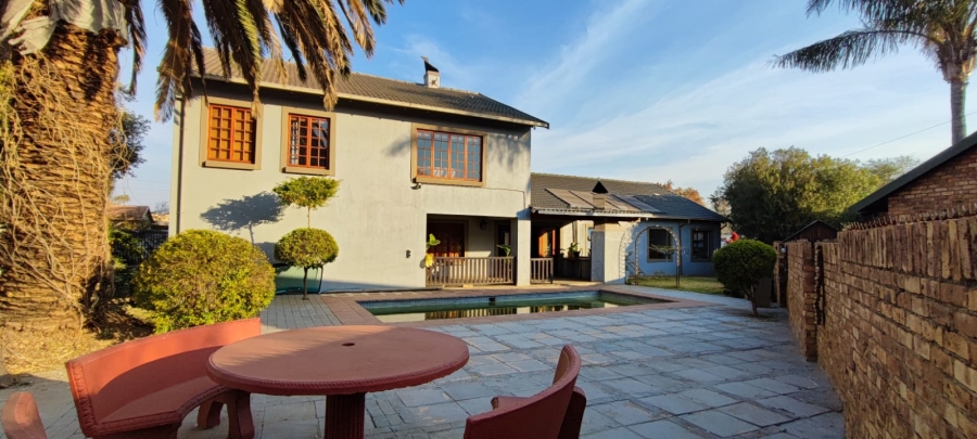 6 Bedroom Property for Sale in Rooihuiskraal North Gauteng