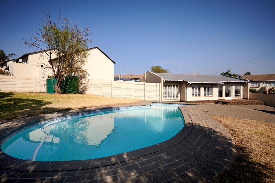 2 Bedroom Property for Sale in Vorna Valley Gauteng