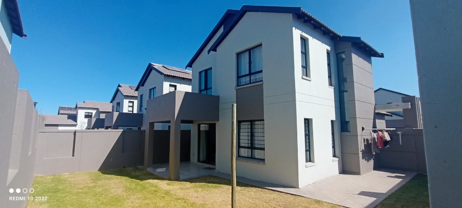 To Let 3 Bedroom Property for Rent in Broadacres Gauteng