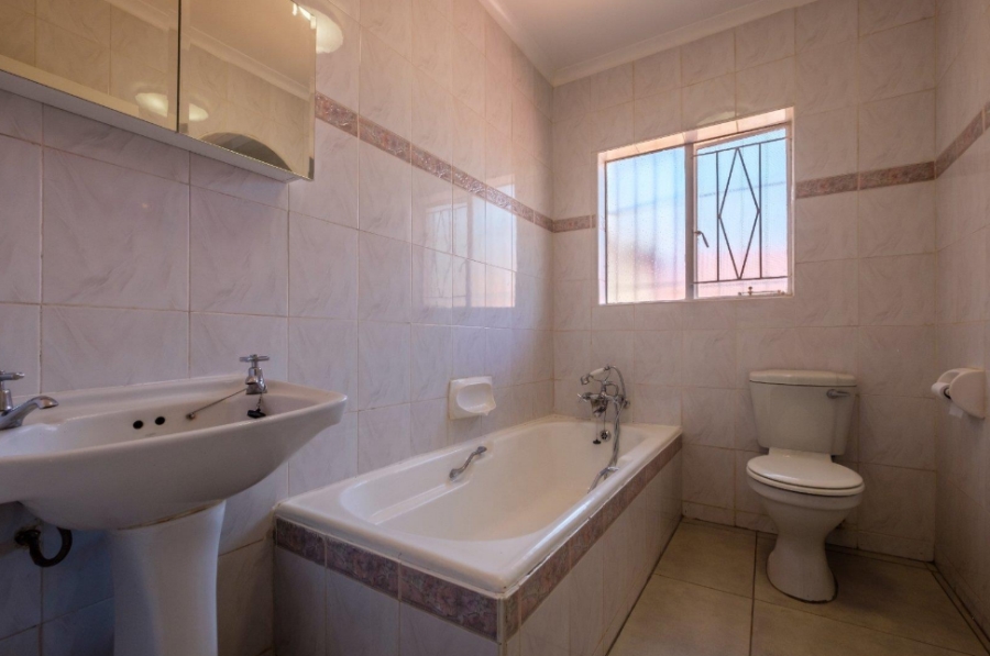 3 Bedroom Property for Sale in Mulbarton Gauteng