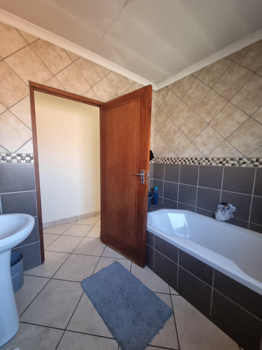 To Let 3 Bedroom Property for Rent in Thatchfield Gardens Gauteng
