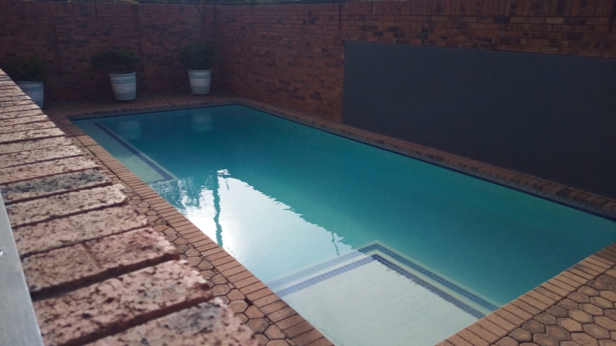 2 Bedroom Property for Sale in Linden Gauteng