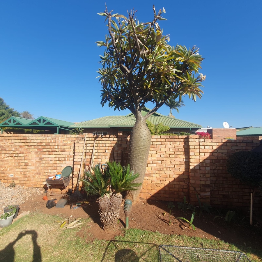 To Let 2 Bedroom Property for Rent in Magalieskruin Gauteng