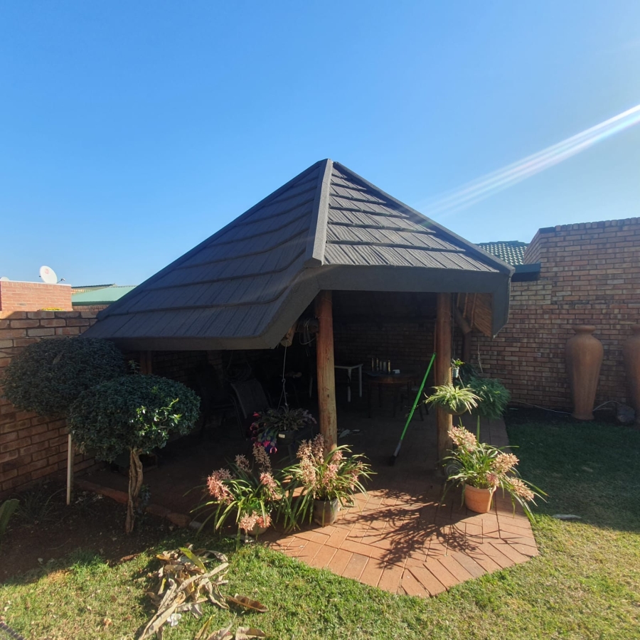 To Let 2 Bedroom Property for Rent in Magalieskruin Gauteng