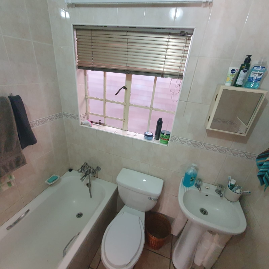 To Let 2 Bedroom Property for Rent in Magalieskruin Gauteng