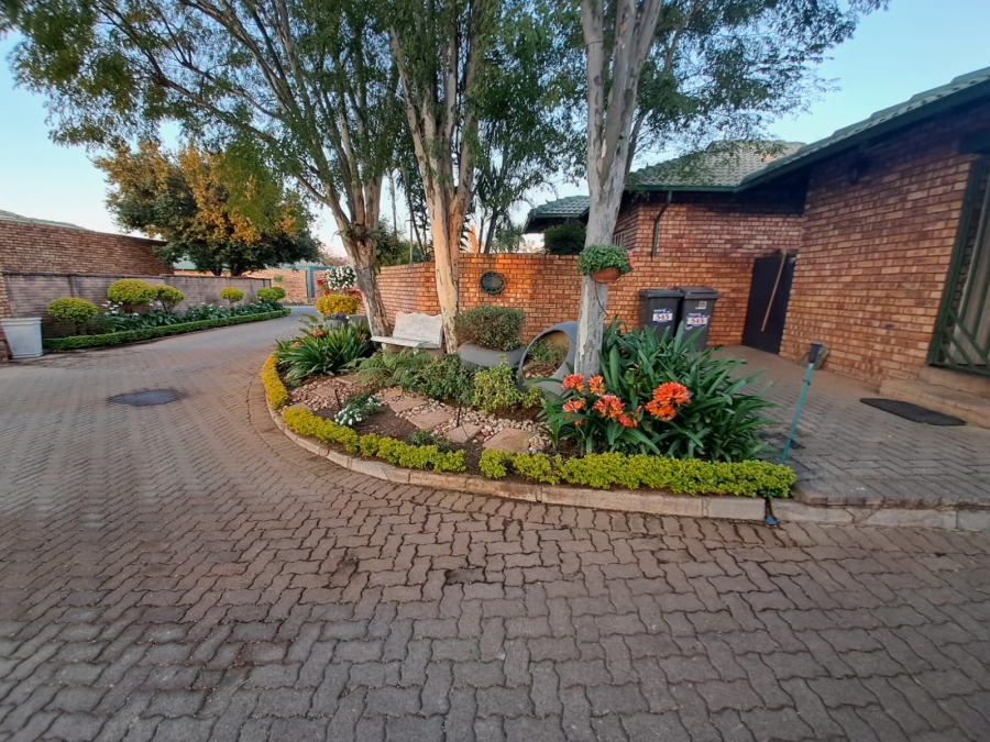 To Let 2 Bedroom Property for Rent in Magalieskruin Gauteng