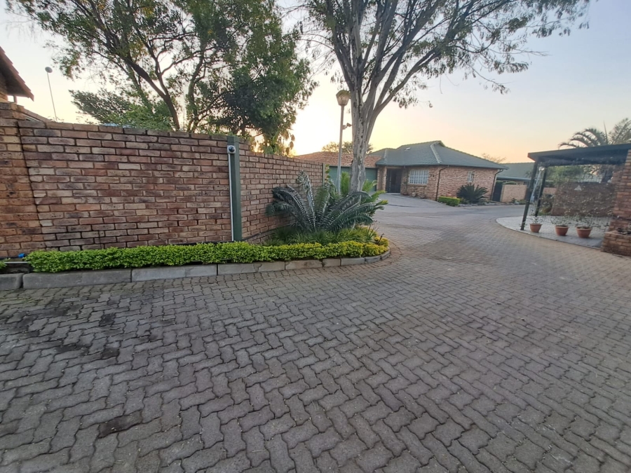 To Let 2 Bedroom Property for Rent in Magalieskruin Gauteng