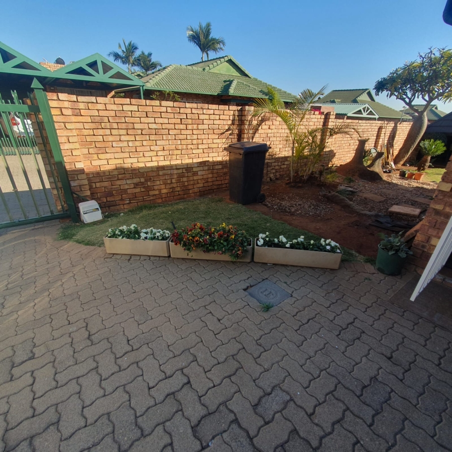 To Let 2 Bedroom Property for Rent in Magalieskruin Gauteng