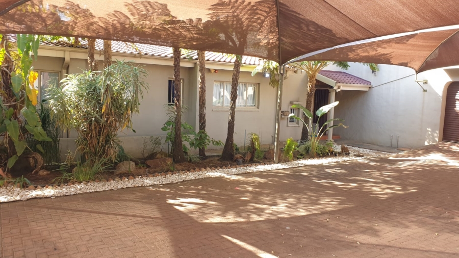 6 Bedroom Property for Sale in Florauna Gauteng