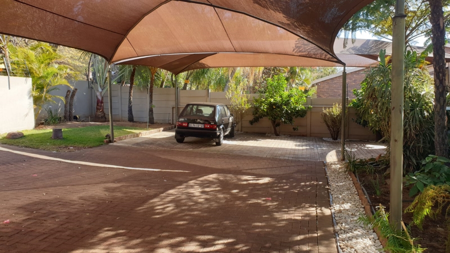 6 Bedroom Property for Sale in Florauna Gauteng