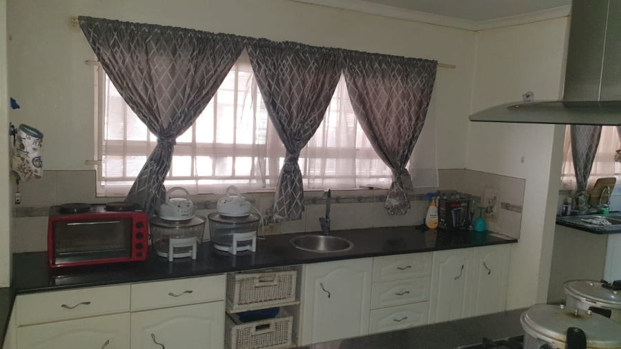 6 Bedroom Property for Sale in Florauna Gauteng