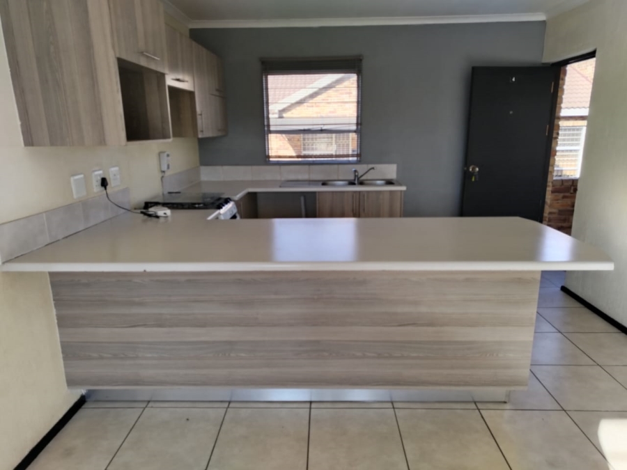 To Let 2 Bedroom Property for Rent in Honeydew Gauteng