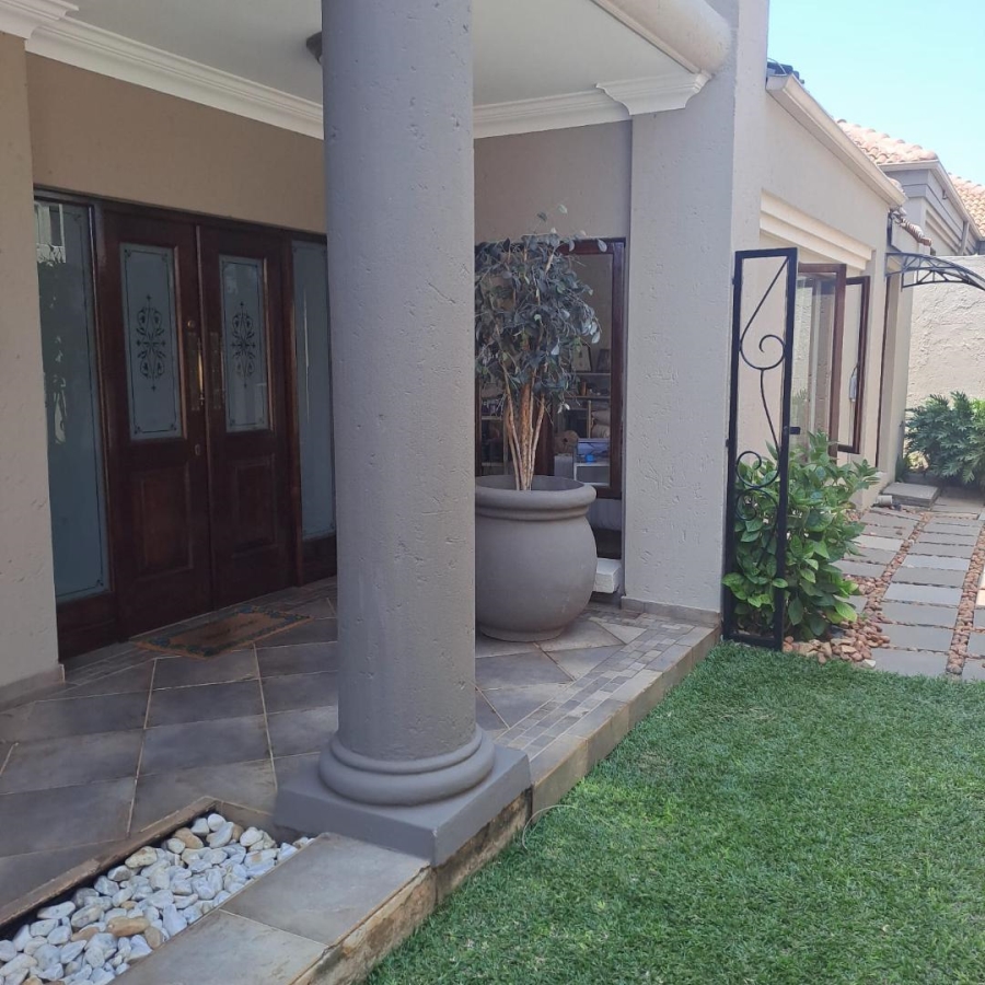 4 Bedroom Property for Sale in Faerie Glen Gauteng