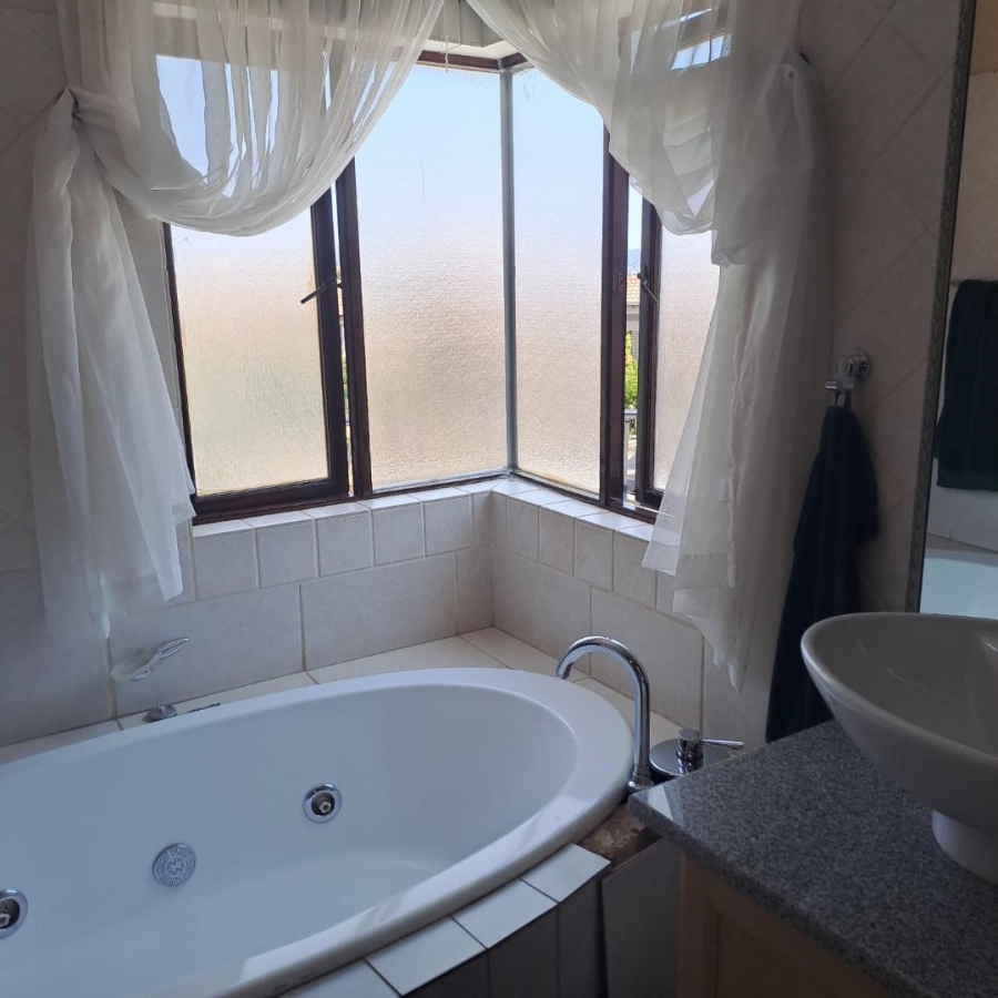 4 Bedroom Property for Sale in Faerie Glen Gauteng