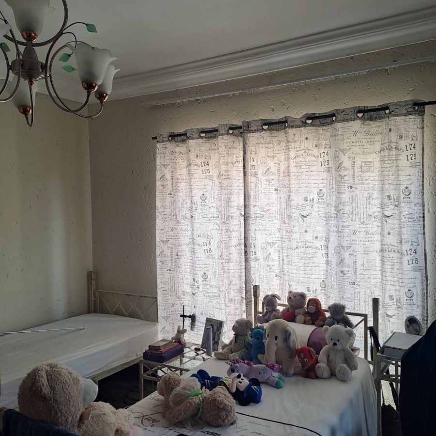 4 Bedroom Property for Sale in Faerie Glen Gauteng