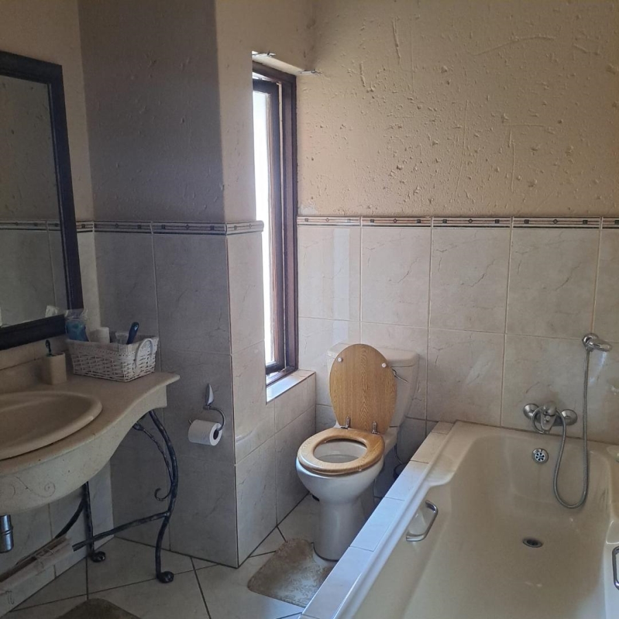 4 Bedroom Property for Sale in Faerie Glen Gauteng