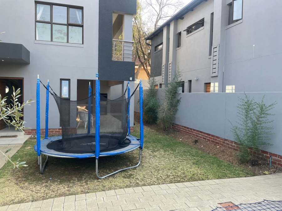 To Let 4 Bedroom Property for Rent in Bryanston Gauteng