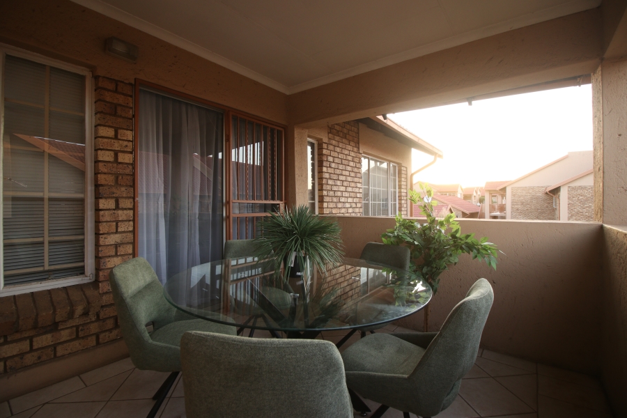 2 Bedroom Property for Sale in Rooihuiskraal North Gauteng