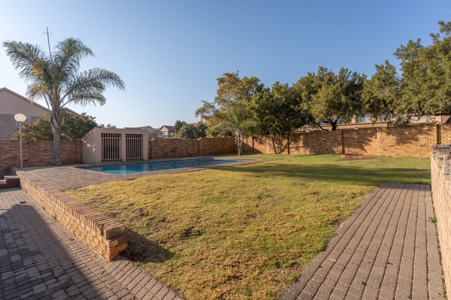 2 Bedroom Property for Sale in Rooihuiskraal North Gauteng