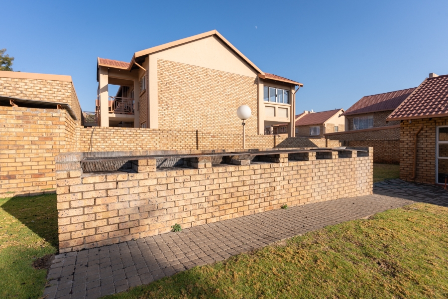 2 Bedroom Property for Sale in Rooihuiskraal North Gauteng