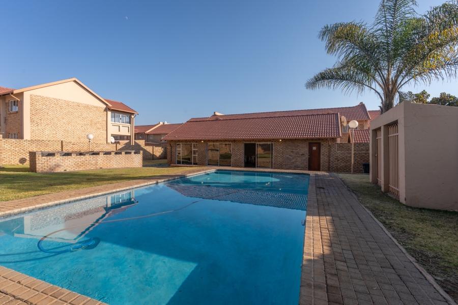 2 Bedroom Property for Sale in Rooihuiskraal North Gauteng