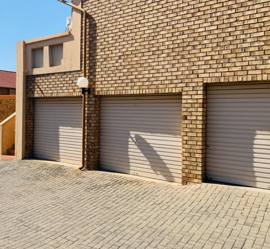 2 Bedroom Property for Sale in Rooihuiskraal North Gauteng