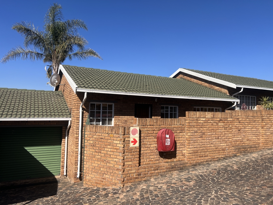 To Let 2 Bedroom Property for Rent in Rangeview Gauteng