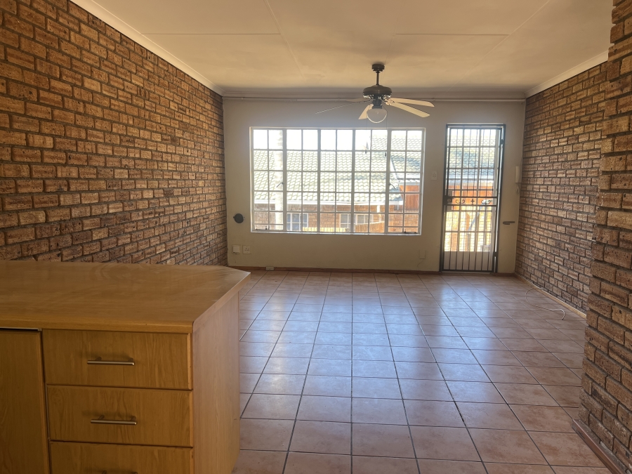 To Let 2 Bedroom Property for Rent in Rangeview Gauteng