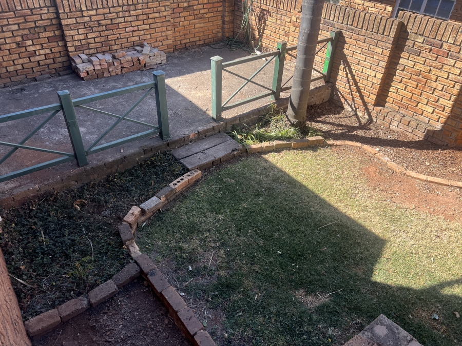 To Let 2 Bedroom Property for Rent in Rangeview Gauteng