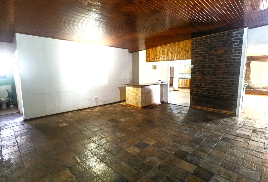 7 Bedroom Property for Sale in Kromdraai Gauteng