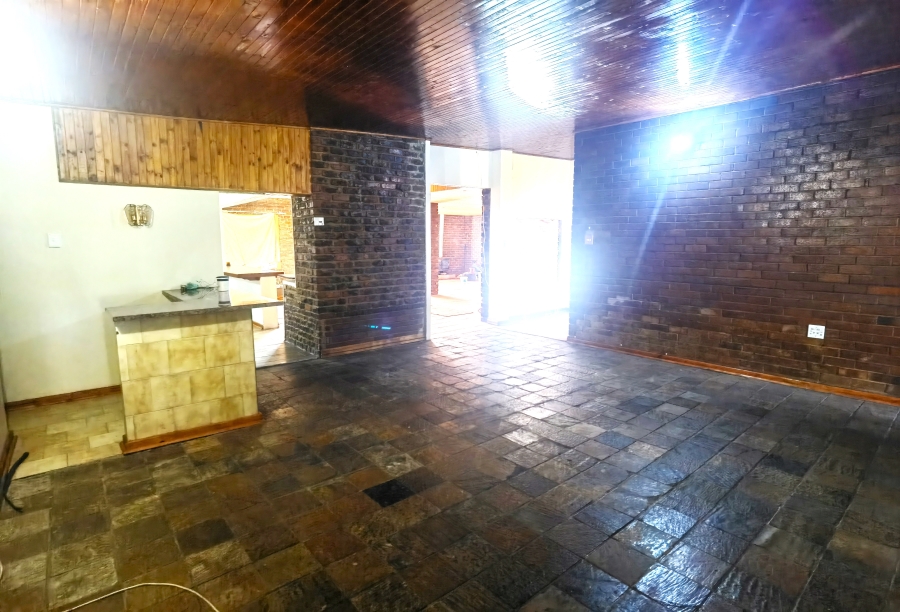 7 Bedroom Property for Sale in Kromdraai Gauteng