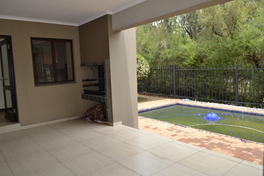 5 Bedroom Property for Sale in Greenstone Hill Gauteng