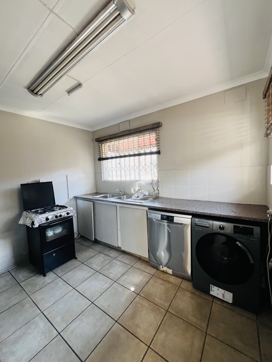 3 Bedroom Property for Sale in Fontainebleau Gauteng