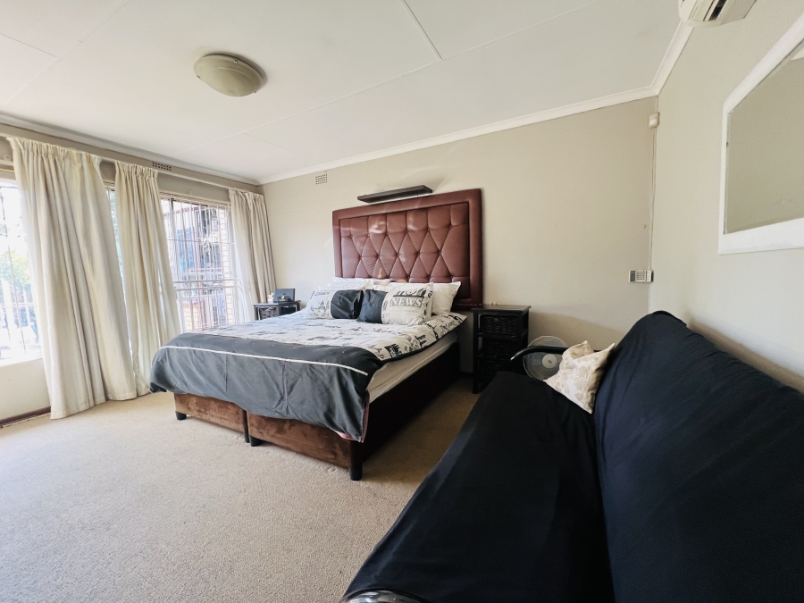 3 Bedroom Property for Sale in Fontainebleau Gauteng